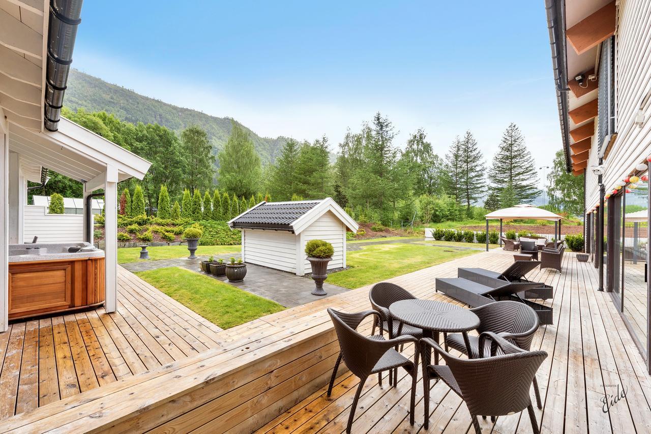 Nordfjord Hotell Нурфьордэйд Экстерьер фото